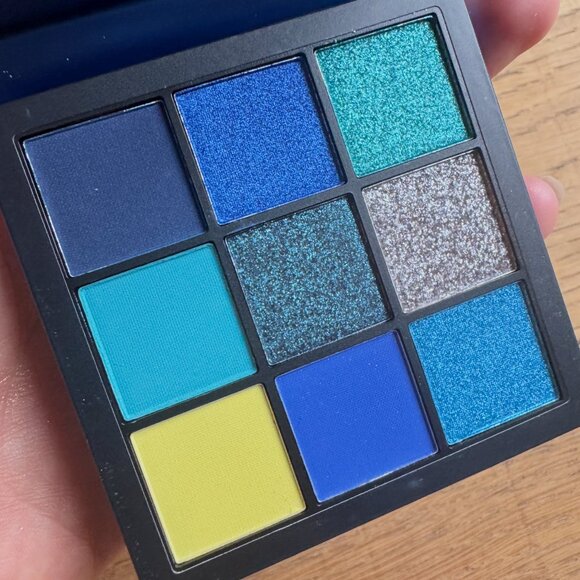 Huda Beauty Sapphire Obsessions Eyeshadow Palette - Picture 3 of 7